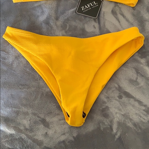 Bikini - Picture 3 of 5